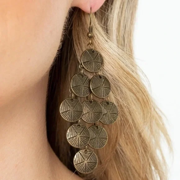 🌟3/$15 🆕Paparazzi: How CHIME Flies-Brass Earrings NWT - Picture 1 of 3